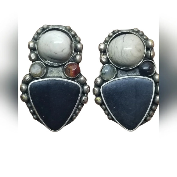Vintage Jewelry - VINTAGE NATIVE STYLE SILVERPLATED CLIP ON EARRINGS WITH AGATE GEMSTONE DETAIL